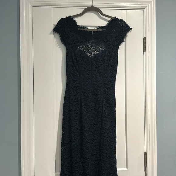 Monique Lhuillier gown - Picture 2 of 8